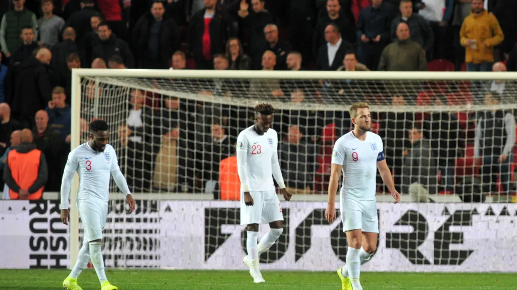 Zklamaní hráči Anglie po zápase s Českem