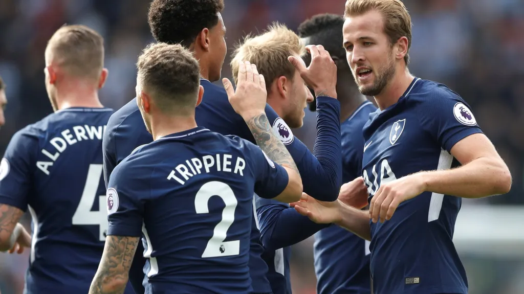 Harry Kane (vpravo) se raduje z gólu se spoluhráči z Tottenhamu
