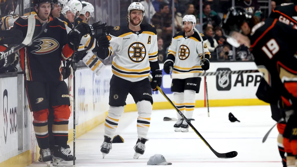 Bostonský David Pastrňák slaví po hattricku do sítě Anaheimu