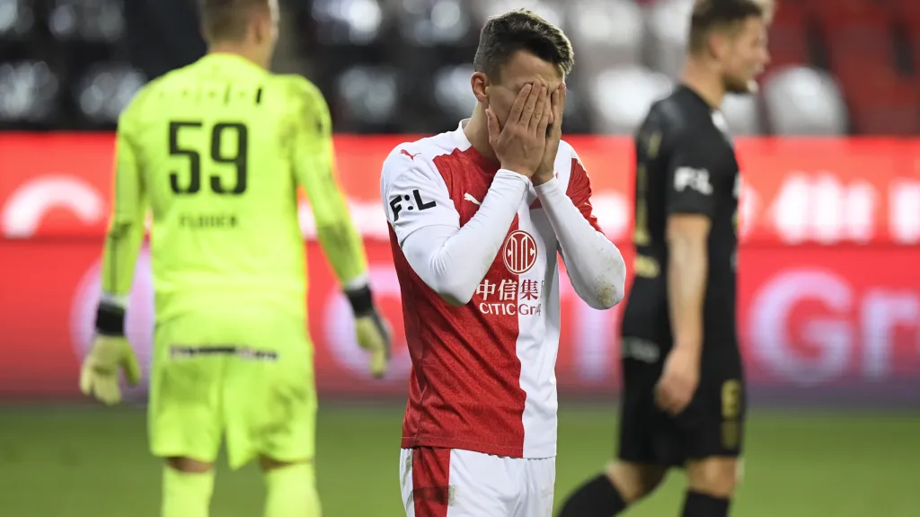 Petar Musa ze Slavie po neproměněné šanci
