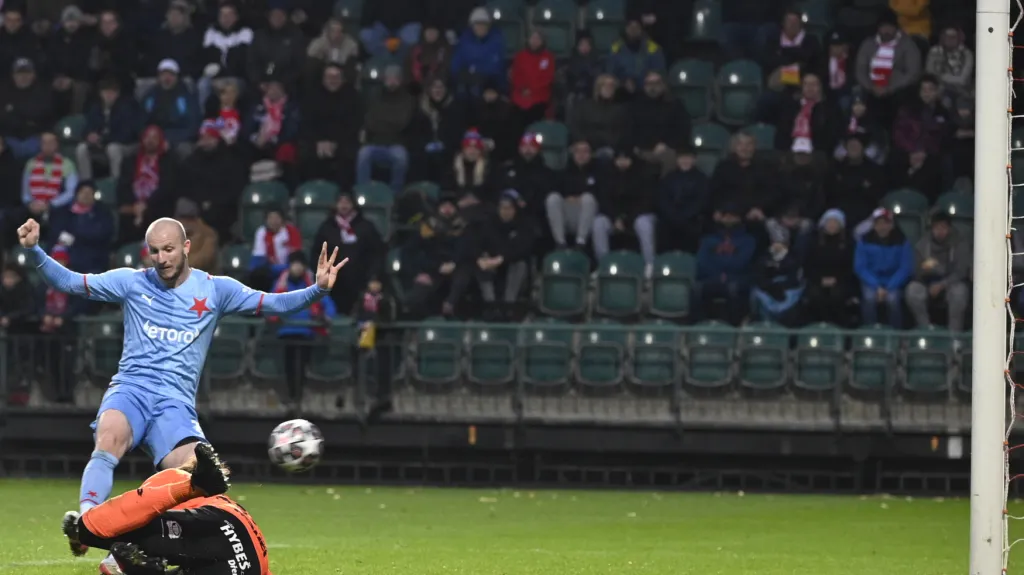 Michael Krmenčík ze Slavie střílí gól do sítě Pardubic