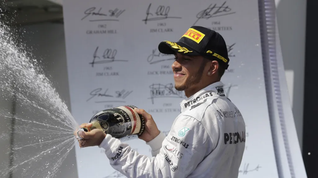 Slavící Lewis Hamilton