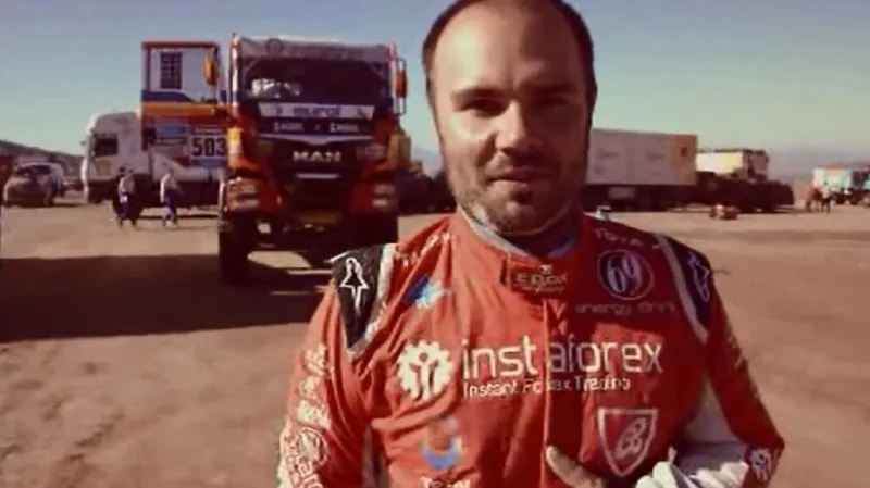 Loprais klesl na 6. místo, zapadl v duně