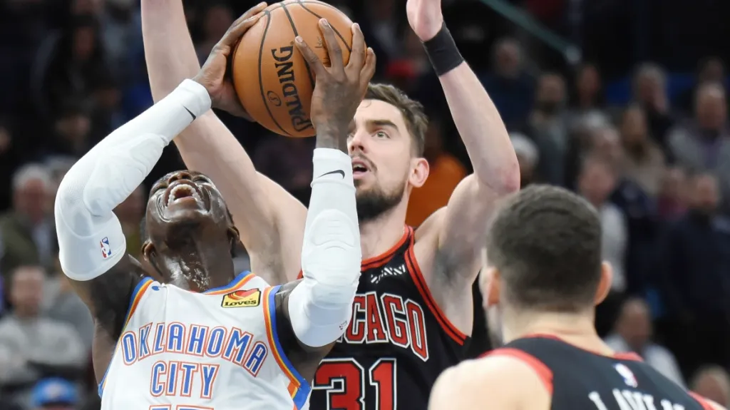 Chicagský Tomáš Satoranský při obraně proti Oklahomě