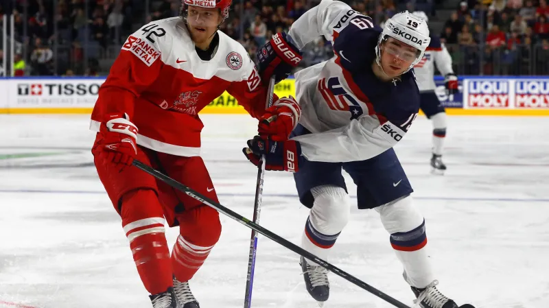 Clayton Keller z USA v souboji s dánským reprezentantem Mikkelem Aagaardem