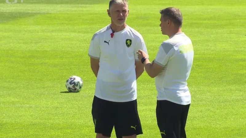 Realizační tým reprezentace řeší rébus v obraně