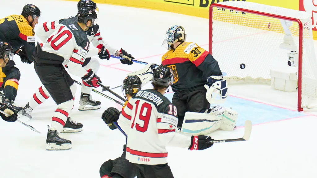 Kanaďan Pierre-Luc Dubois střílí gól do německé sítě