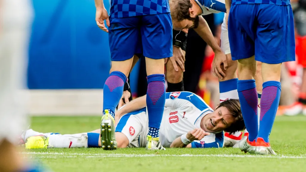 Tomáš Rosický leží na zemi poté, co si poranil stehenní sval v duelu s Chorvatskem