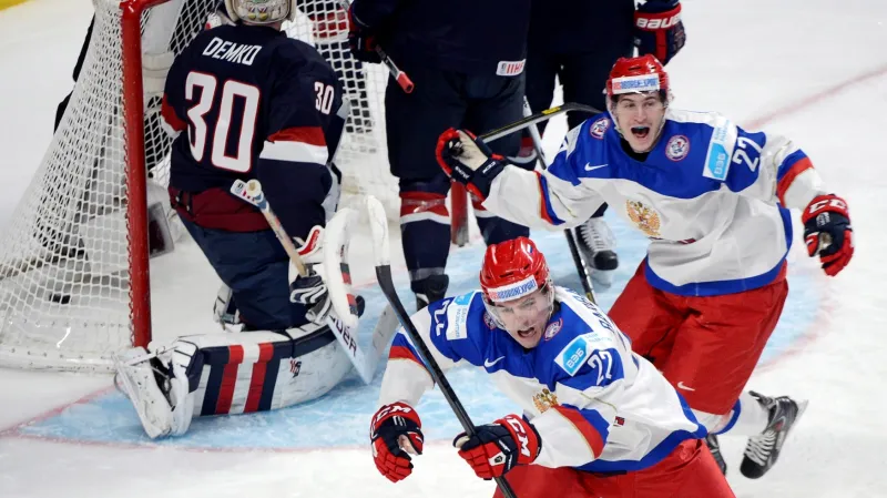 Rus Ivan Barbašjov slaví gól v síti USA během MS dvacítek