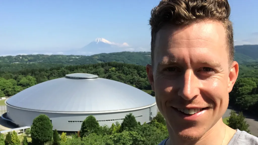 V tréninkové akademii. V pozadí hora Fudži