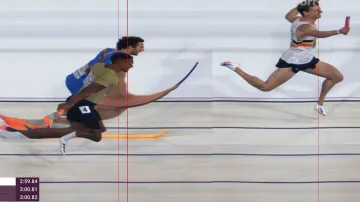 Závěr finále na 4x400 metrů s vítěznými Belgičany