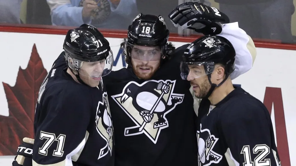 Útočník Pittsburghu James Neal (uprostřed)