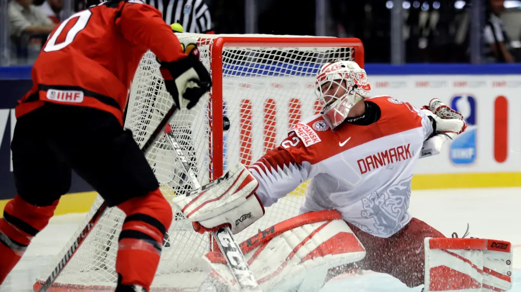 Ryan O'Reilly střílí gól do sítě Dánska