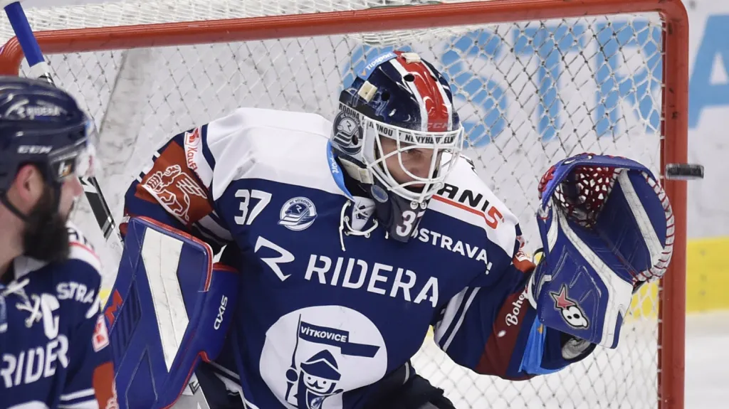 Brankář Vítkovic Daniel Dolejš