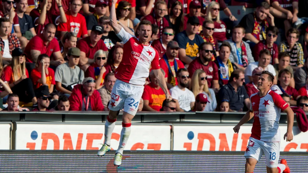 Slavící Muris Mešanovič ze Slavie se raduje z gólu v síti Sparty