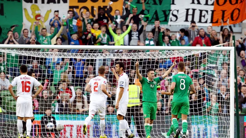 Irský kapitán Robbie Keane (s desítkou) slaví gól v síti Gibraltaru