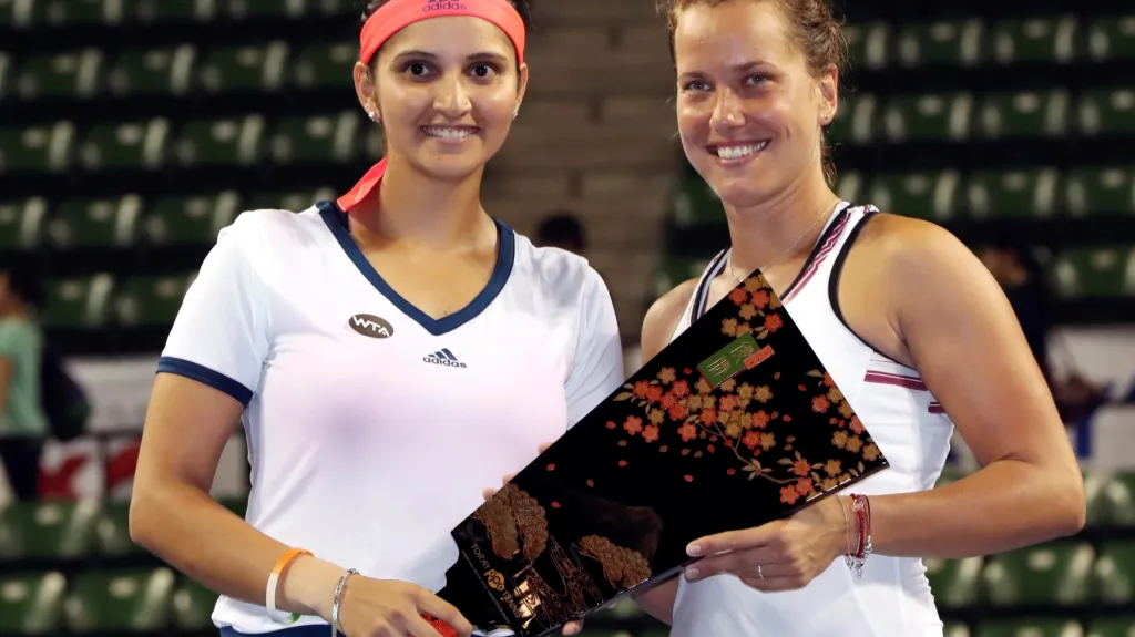 Mirzaová a Strýcová (vpravo) s vítěznou trofejí