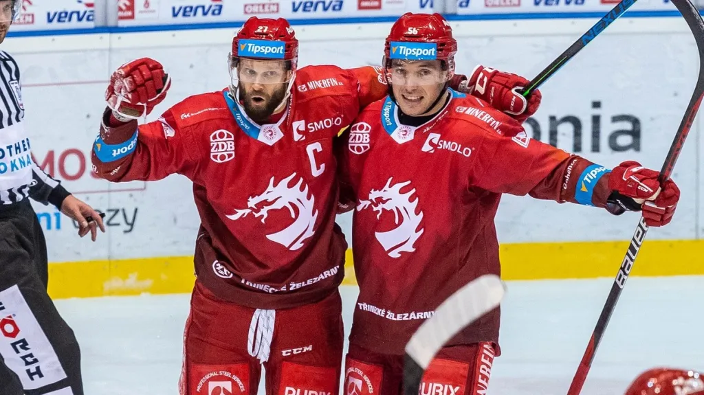 Martin Růžička slaví s třineckým parťákem Markem Daněm