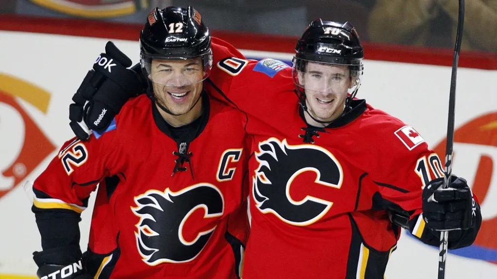 Roman Červenka (vpravo) v objetí s kapitánem Jaromem Iginlou