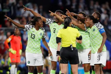 Fotbalistky Nigérie v diskuzi se sudí