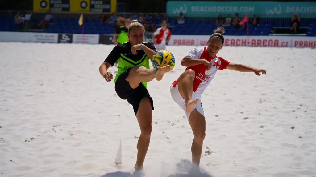 Ženský plážový fotbal