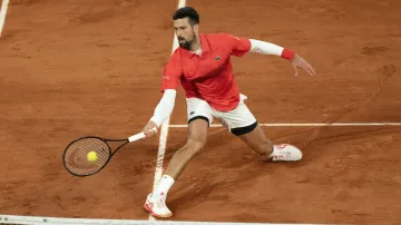 Djokovič začal v Paříži snadnou výhrou, Medvěděv vypadl