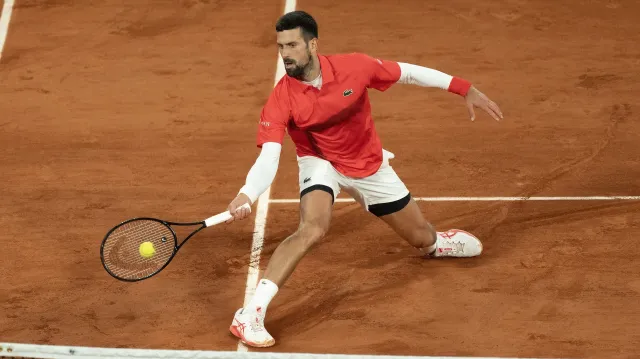 Djokovič začal v Paříži snadnou výhrou, Medvěděv vypadl