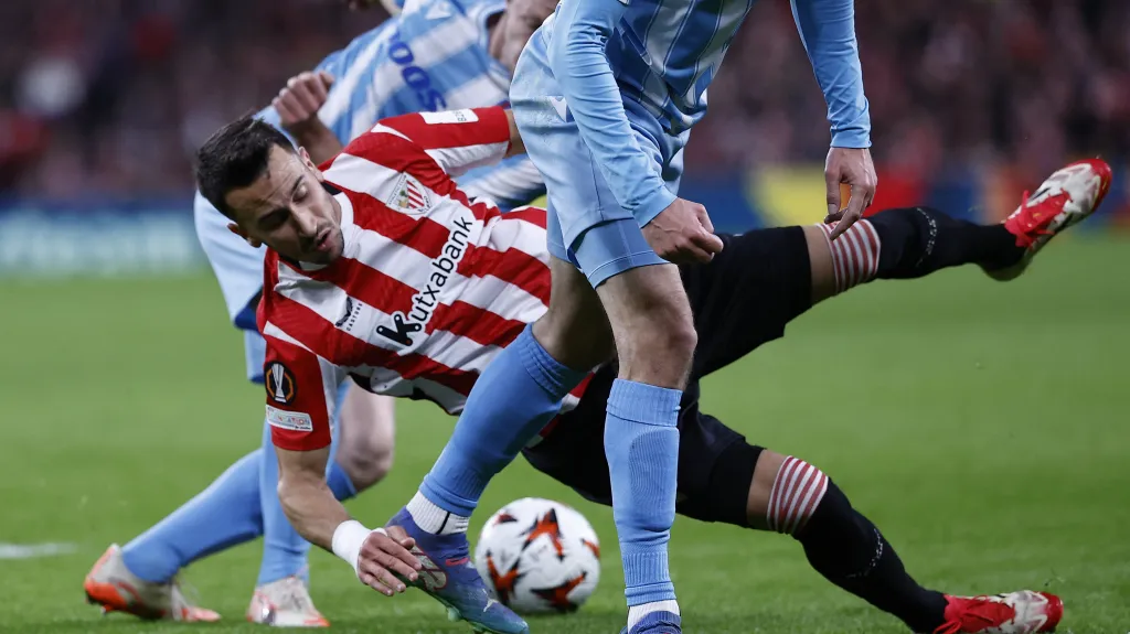 Alex Berenguer v souboji s plzeňskými hráči Milanem Havlem a Lukášem Červem
