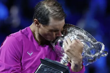 Rafael Nadal s trofejí pro vítěze Australian Open