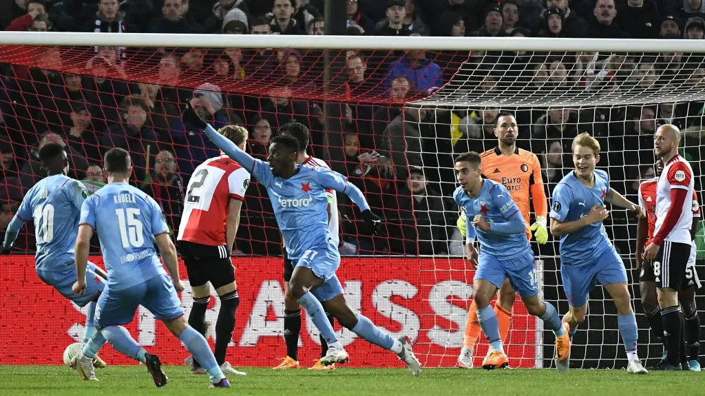 Ibrahim Traoré ze Slavie (uprostřed) oslavuje vyrovnávací gól v nastaveném čase