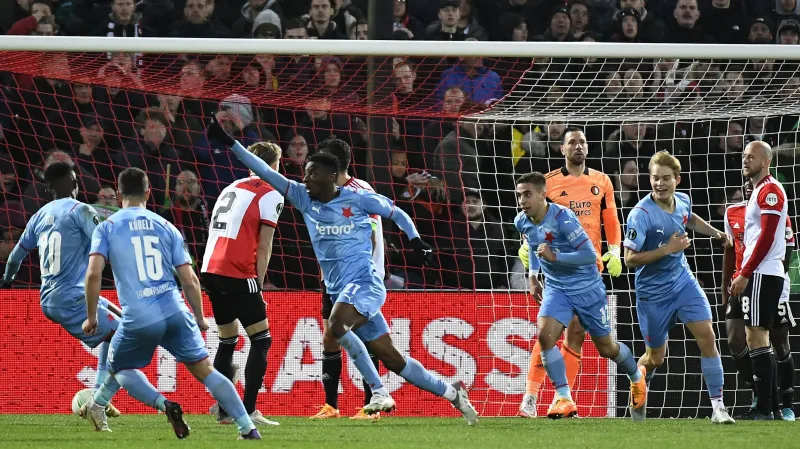 Ibrahim Traoré ze Slavie (uprostřed) oslavuje vyrovnávací gól v nastaveném čase