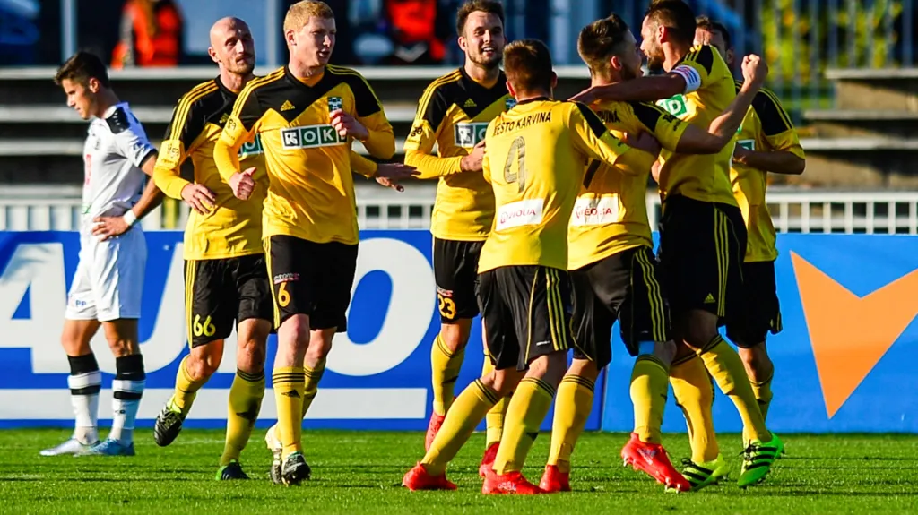 Fotbalisté Karviné slaví jeden ze svých gólů do sítě Hradce Králové