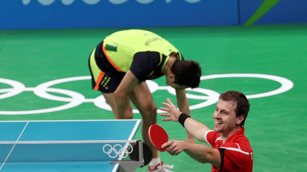 Radující se Timo Boll v soutěži družstev
