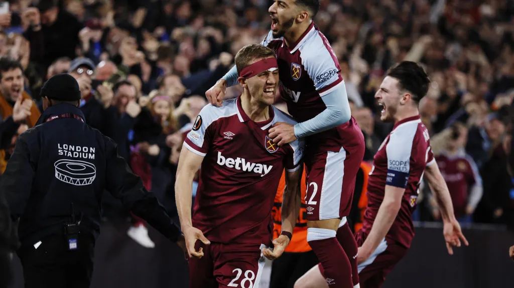 Fotbalisté West Hamu v čele s Tomášem Součkem oslavují gól