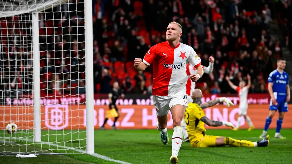 Mick van Buren ze Slavie se raduje z gólu