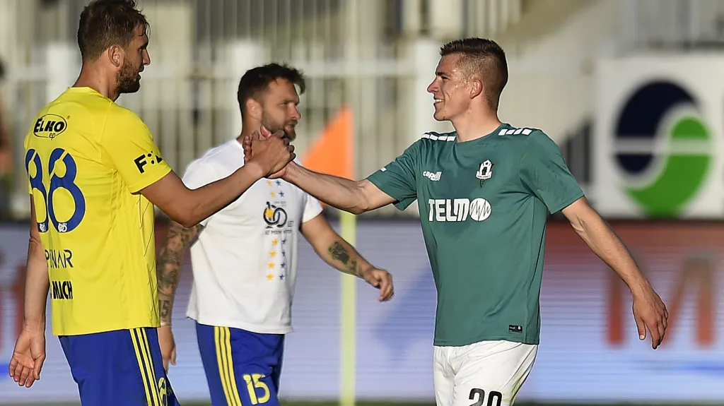 Libor Holík se zdraví s Tomášem Poznarem