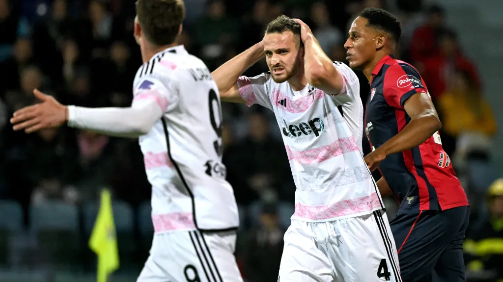 Federico Gatti z Juventusu se chytá za hlavu