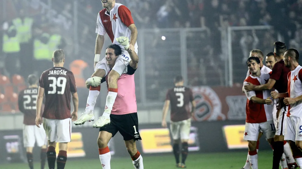 Martin Latka po výhře nad Spartou na ramenou Kamila Čontofalského