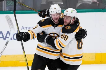 Pavel Zacha a David Pastrňák se radují z gólu Bostonu