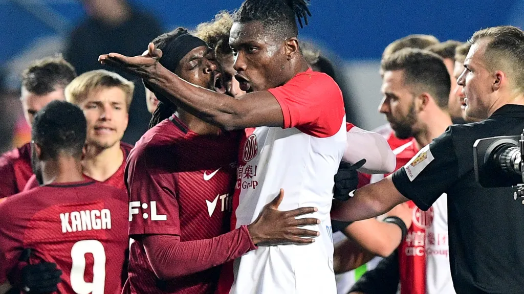 Hromadná strkanice po derby. Uprostřed si vyměňují názory Costa ze Sparty (vlevo) a Simon Deli ze Slavie