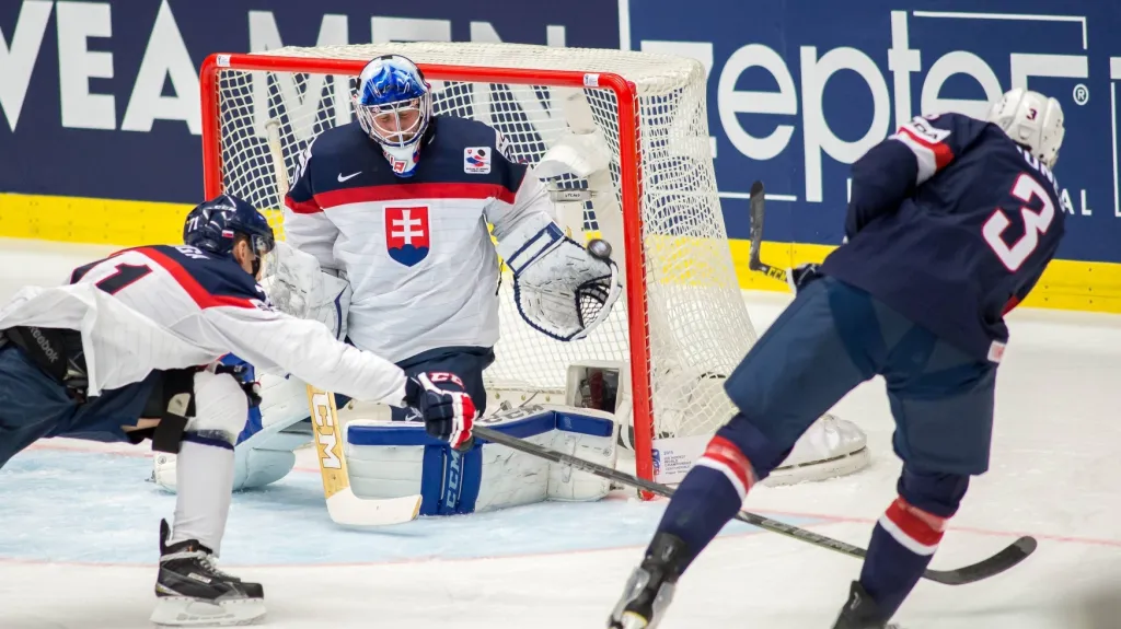 Seth Jones z USA překonává Jána Laca ze Slovenska