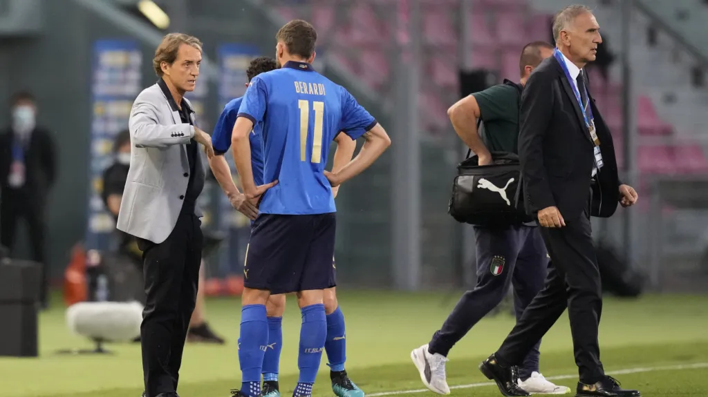 Trenér Roberto Mancini v diskusi s Domenicem Berardim