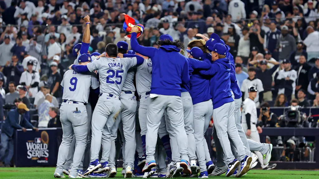 Baseballisté Los Angeles Dodgers se radují z vítězství ve Světové sérii