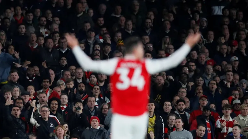 Granit Xhaka povzbuzuje příznivce Arsenalu v bučení v utkání s Crystalem Palace