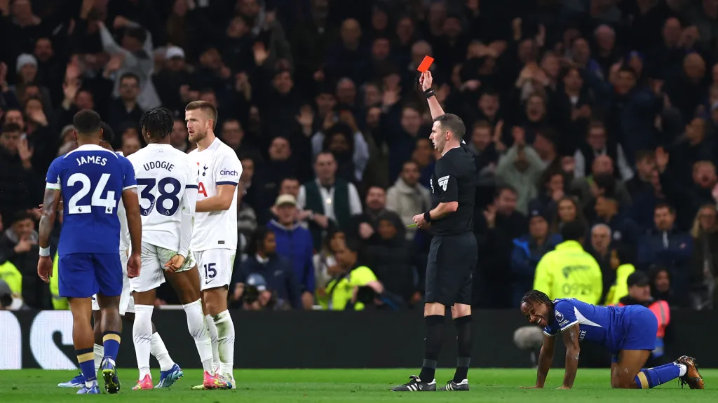 Rozhodčí vylučuje Udogieho z Tottehamu v zápase s Chelsea