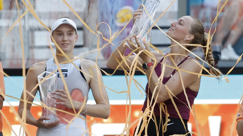 Petra Kvitová (vpravo) a Jelena Rybakinová s trofejemi z turnaje WTA v Miami
