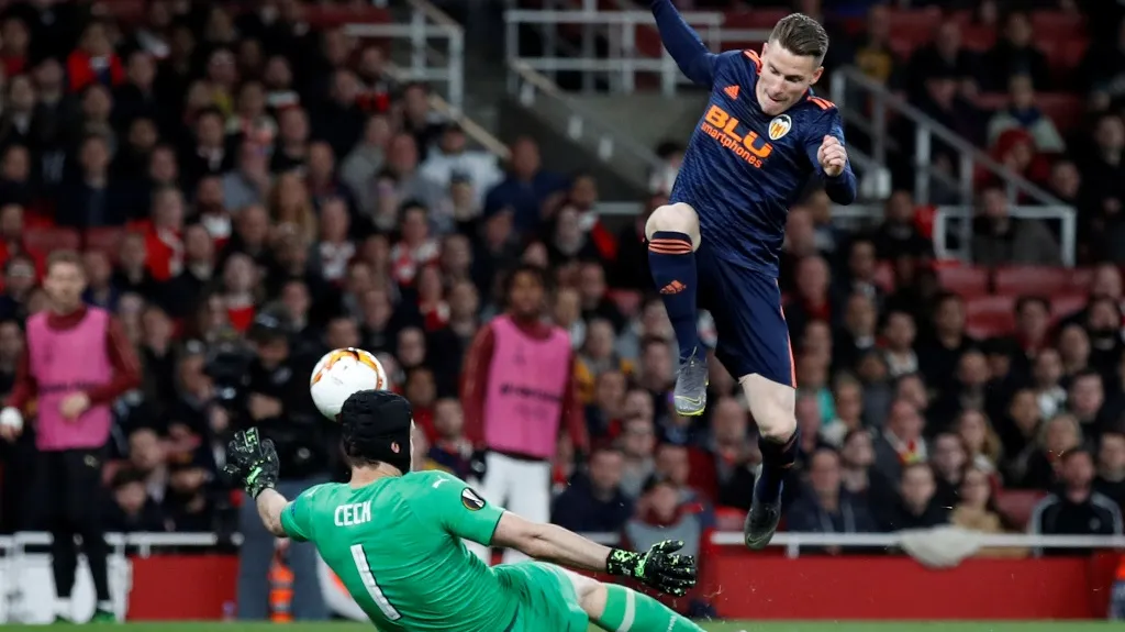 Brankář Petr Čech likviduje v utkání semifinále EL šanci Kevina Gameira z Valencie