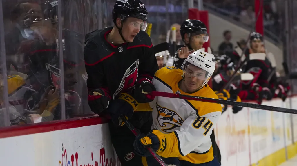 Martin Nečas atakovaný v utkání s Nashvillem