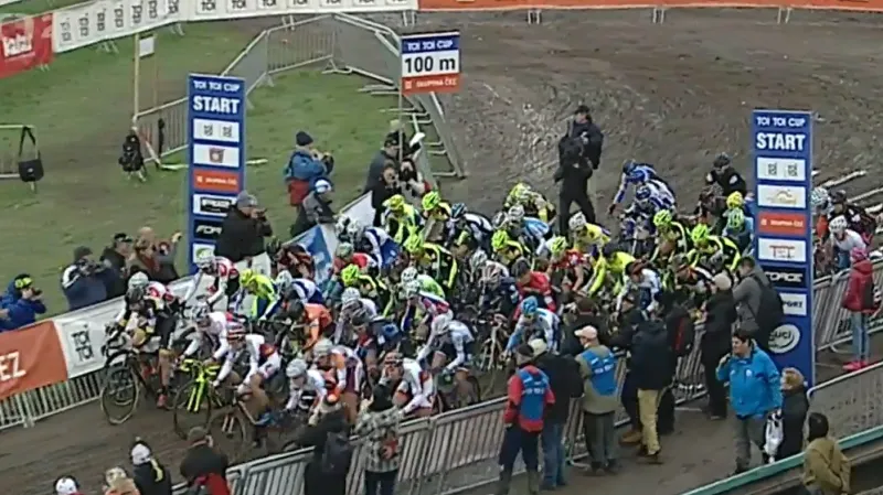 Pohárový cyklokros ve Slaném ovládli cizinci, vyhrál Van der Poel