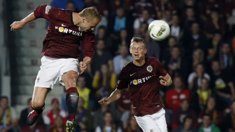 Hlavičkující Jiří Jarošík